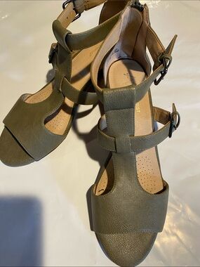 A2by Aerosoles Olive Green Women’s T-Strap Sandals